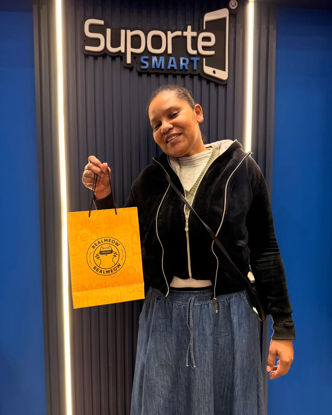 Cliente com sua compra na Suporte Smart